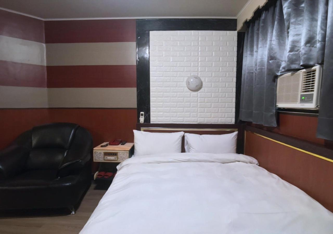 Huang Kai Hotel Тайчжун Экстерьер фото